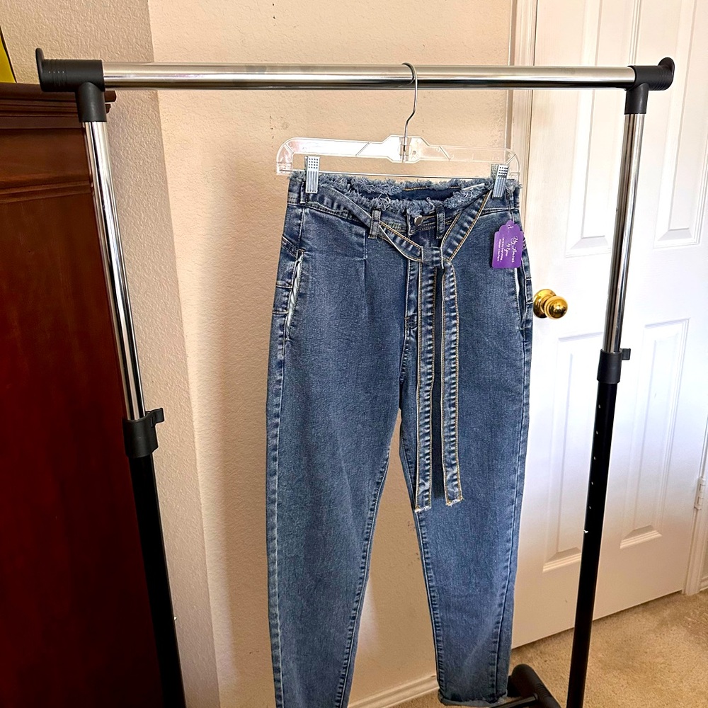 Denim jeans with belt